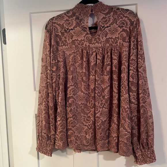 NWT Cable & Gauge stretchy lace mock turtle neck blouse with cute cuff sleeves! - Picture 4 of 5